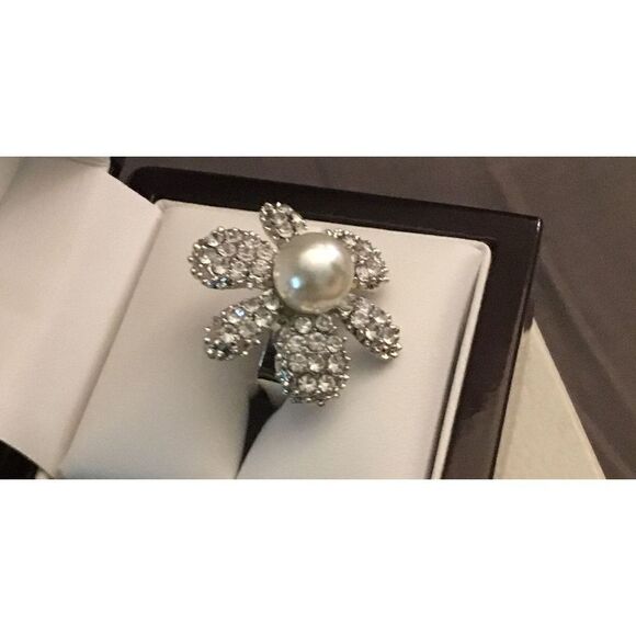 New Elegant Faux Pearl & Rhinestone Ring - Picture 2 of 3